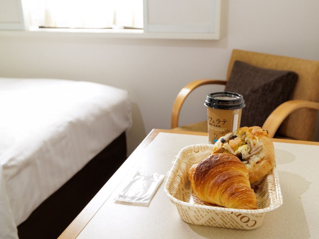 毎朝、焼き立てのパンをお部屋までお届け