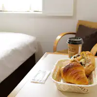 毎朝、焼き立てのパンをお部屋までお届け