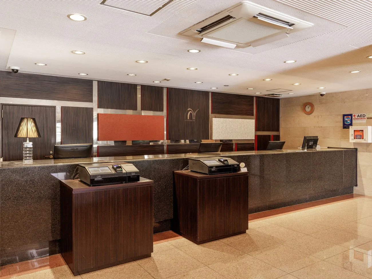 무인 체크인 기기 2대를 마련해 두었습니다.