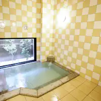 Kolam mandi awam yang luas, nikmati dengan santai.