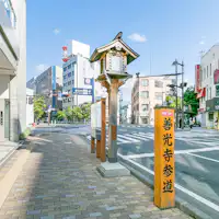 โรงแรมตั้งอยู่บนถนนสายหลักของทางเข้าสู่วัดเซ็นโคจิ