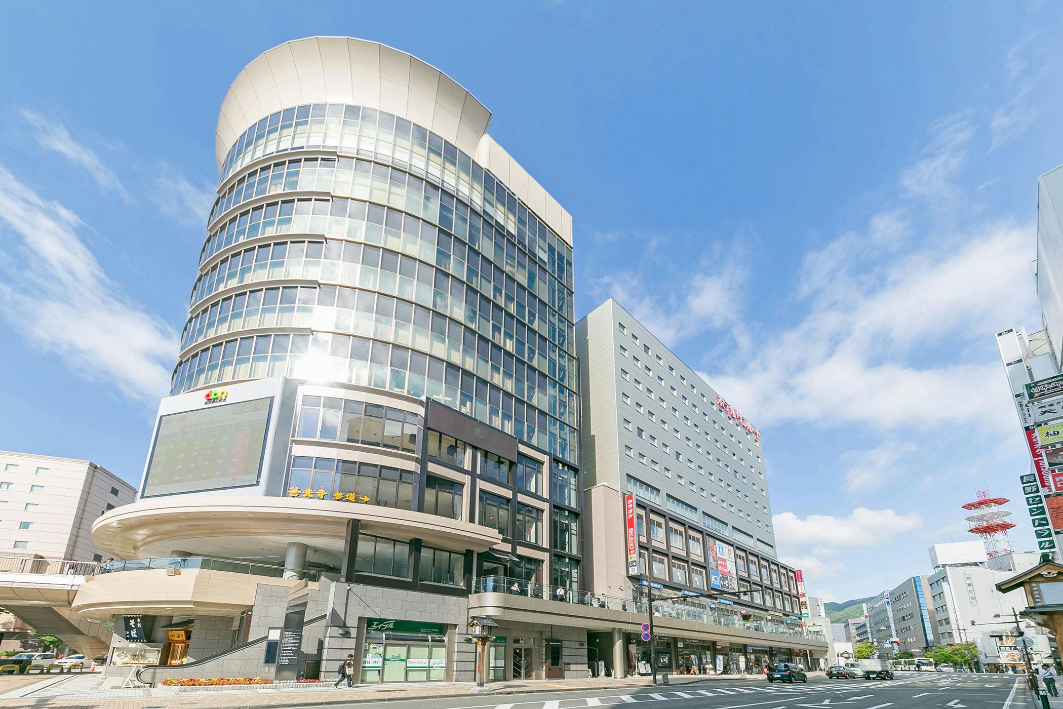 อาคารด้านหลังคือโรงแรม