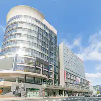 อาคารด้านหลังคือโรงแรม