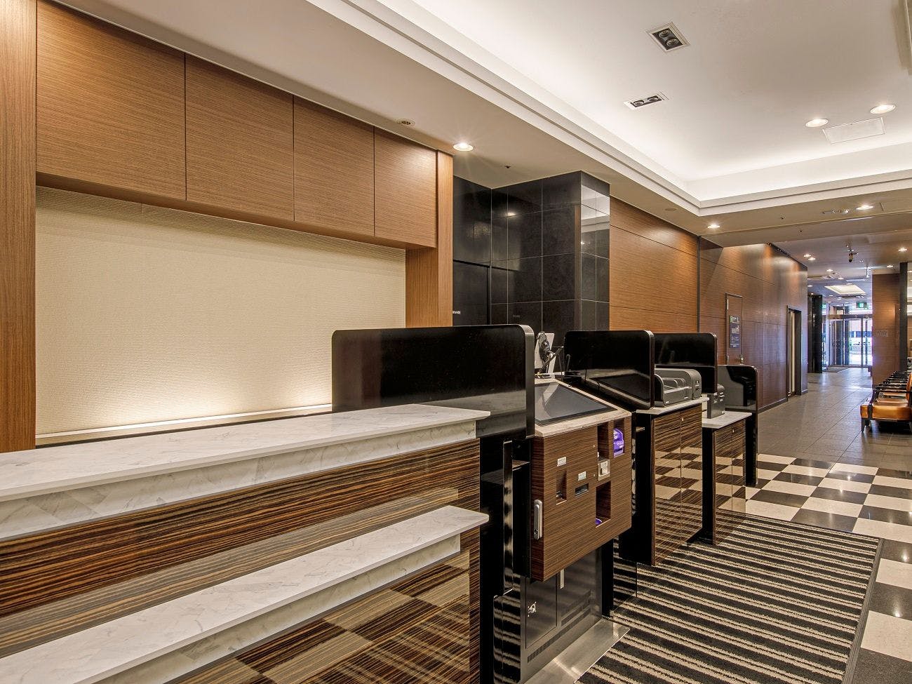 フロントスタッフが笑顔でお出迎えします。