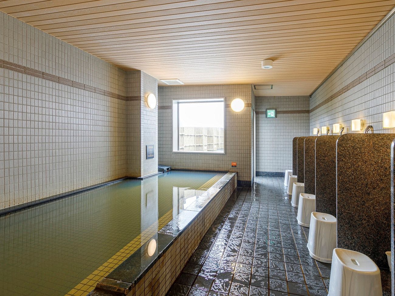 ชั้นบนสุด ชั้น 14 น้ำพุร้อนธรรมชาติ ห้องอาบน้ำขนาดใหญ่ "เก็นโยโนะยุ"