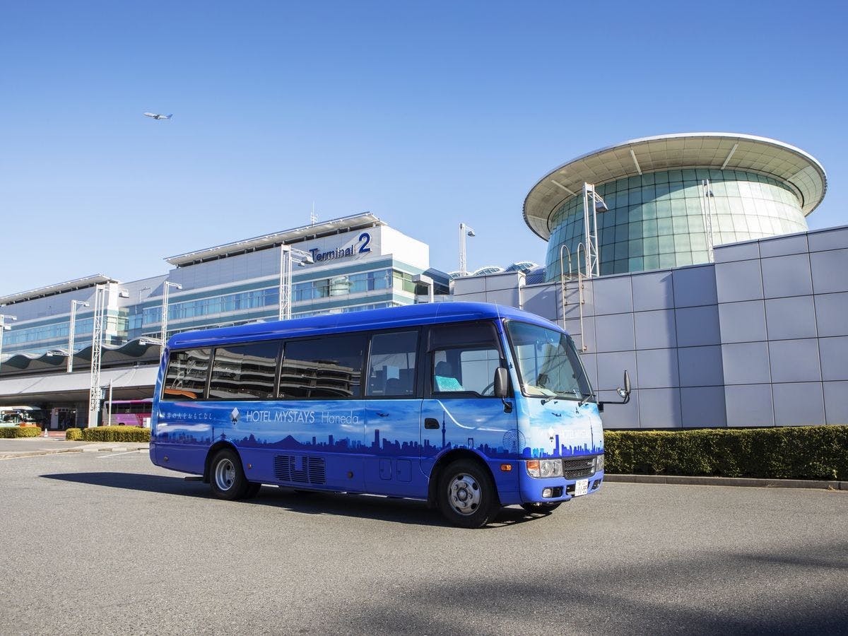 ホテル空港間無料送迎バス（青色が目印！）