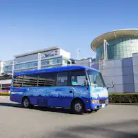 ホテル空港間無料送迎バス(青色が目印!)
