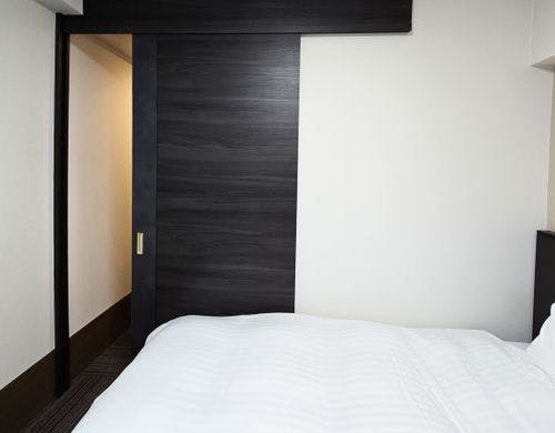 広々としたデスクとチェア