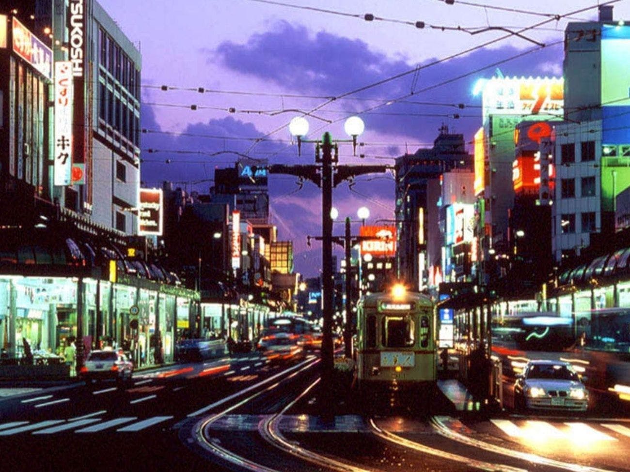 天文館・夕暮れ。いづろ交差点〈徒歩4分〉