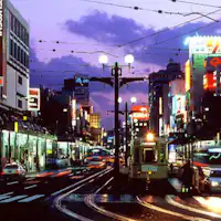 天文館・夕暮れ。いづろ交差点〈徒歩4分〉