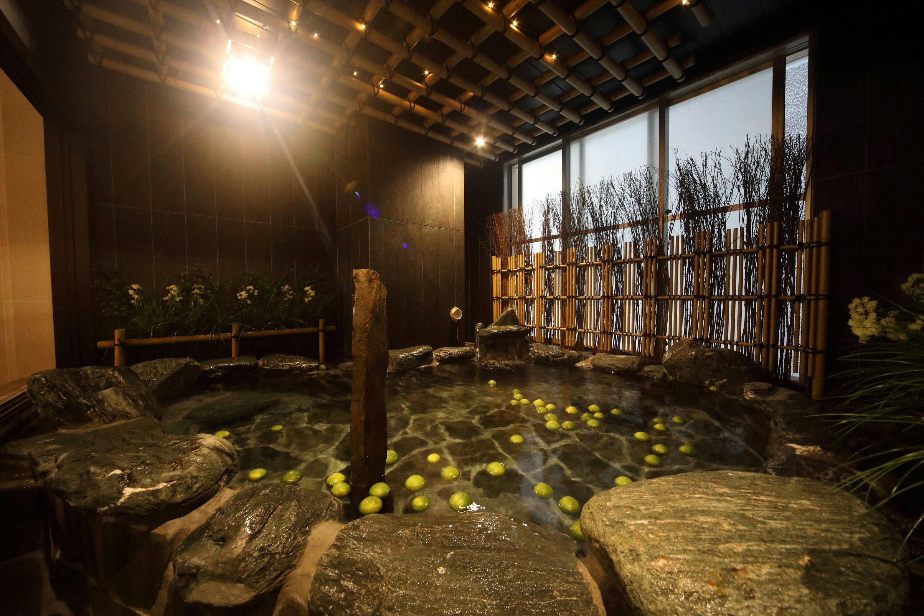 ■【男性】岩風呂(外気浴：湯温41～42℃）