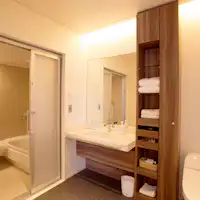 Kamar mandi dan toilet di kamar Universal.