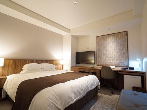 180cm幅のキングベッドを設置