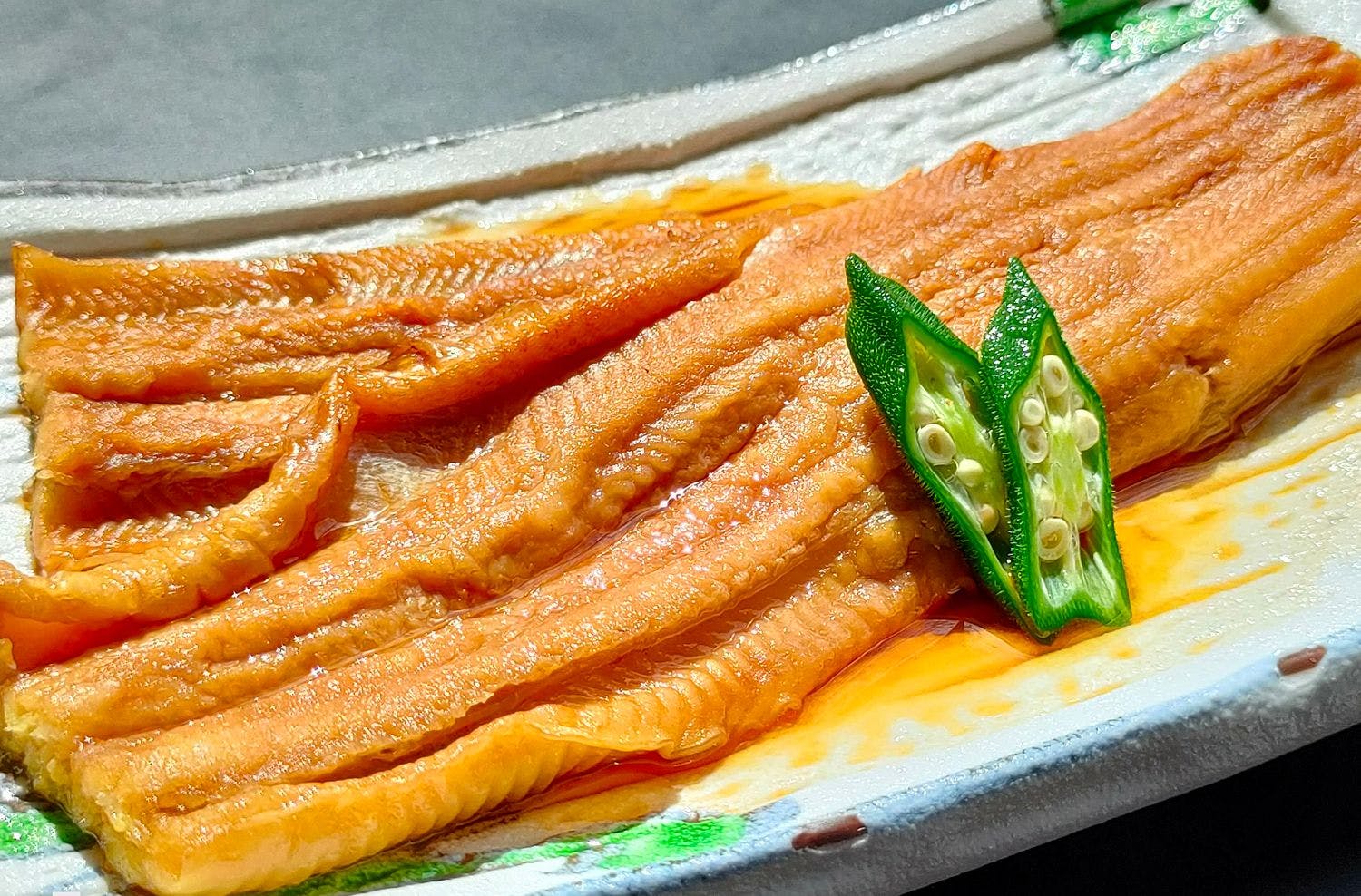 柔嫩的燉鰻魚。