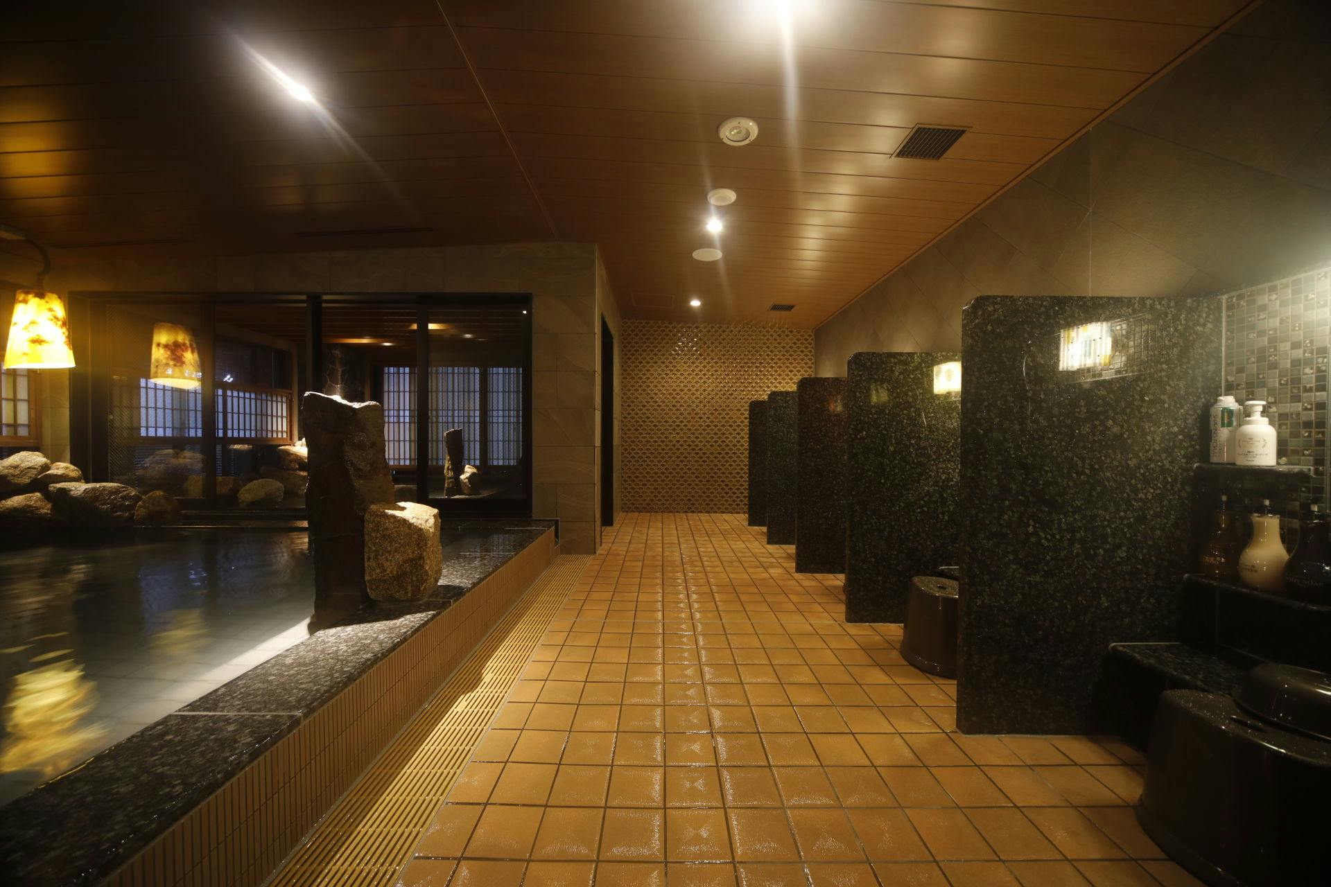 천연 온천 (냉수 베개 제공, 온도: 40～41℃)