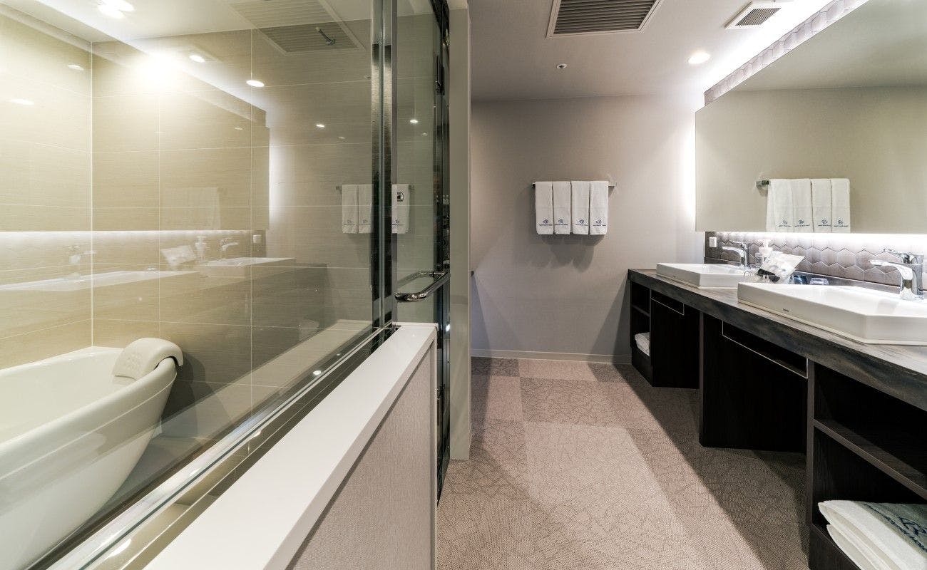 Semua bilik mempunyai tab mandi dan tandas berasingan.