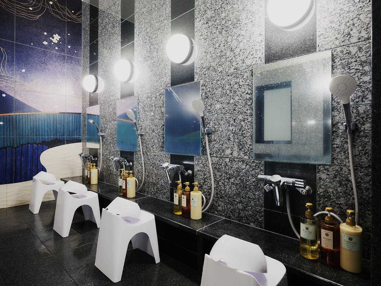 Dilengkapi dengan pemandian umum untuk meredakan kelelahan Anda.