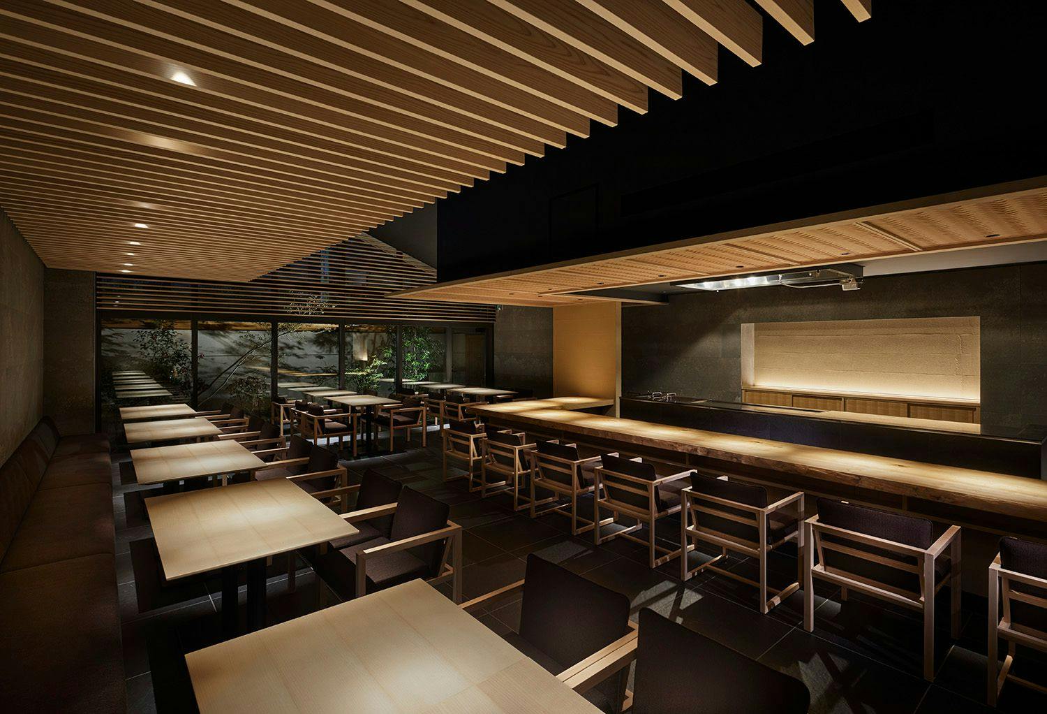 坪庭をのぞむ店内