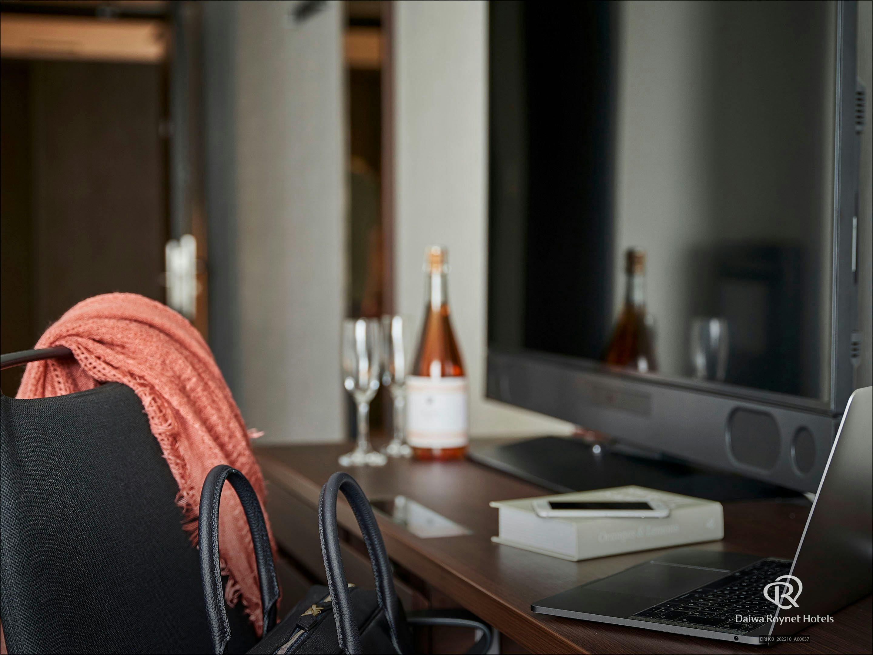 広々としたデスクあり