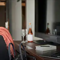 広々としたデスクあり