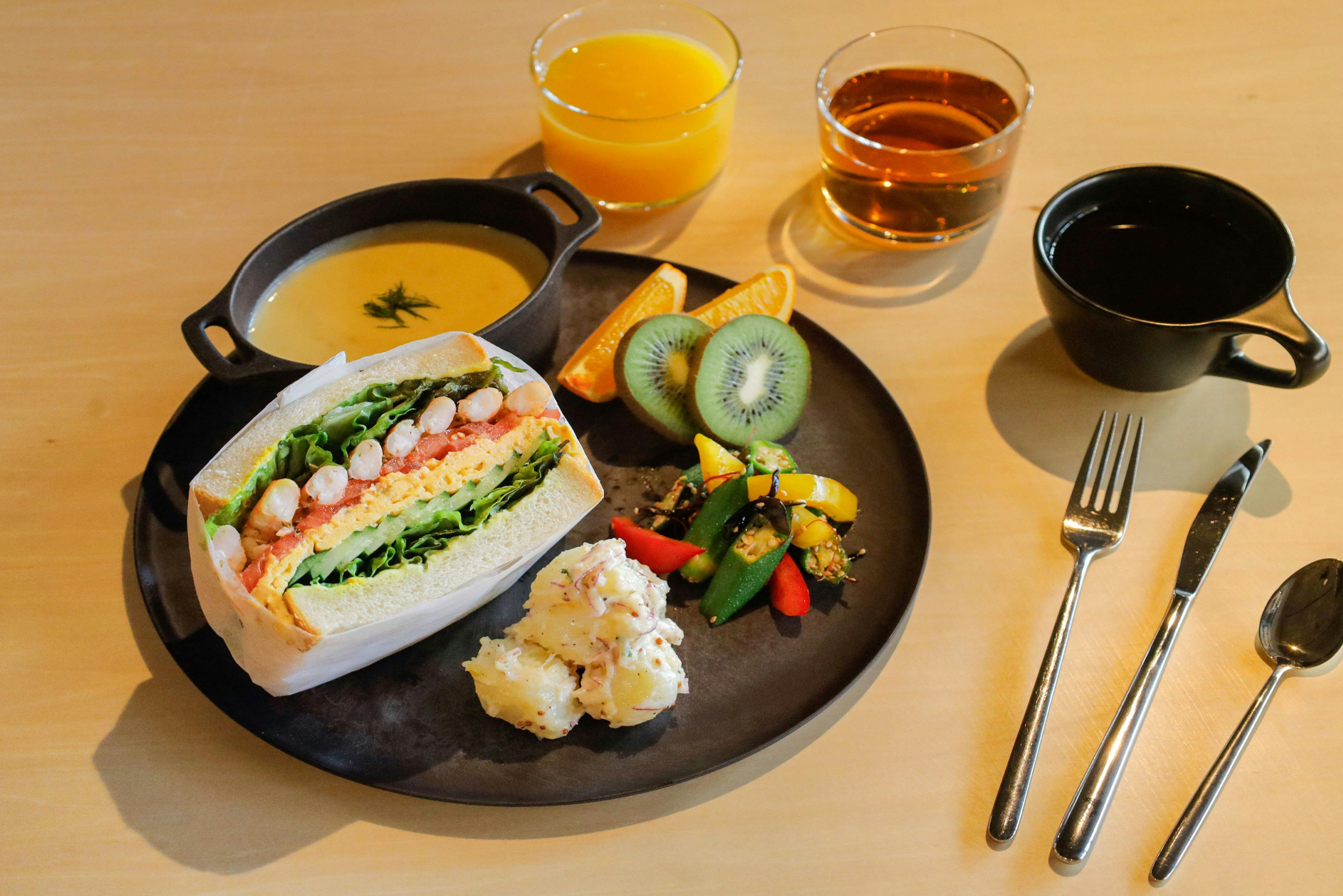 朝食　エビとスクランブルエッグ