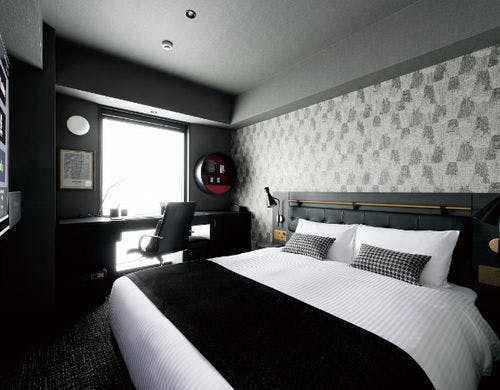 プレミアムビジネスデスクと窓からの景色