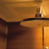 Shower overhead yang menyegarkan