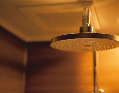 爽快なオーバーヘッドシャワー