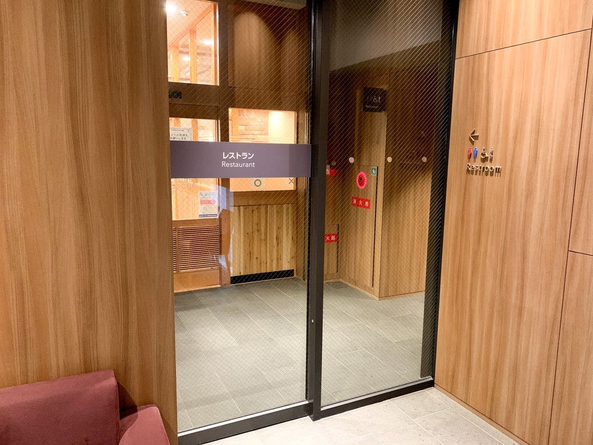 Dapat masuk ke kedai kopi Komeda dari samping lobi.