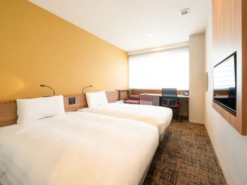 Dapat berbaring di tempat tidur sambil menonton TV.