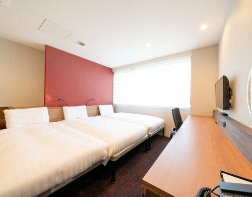 【ファミリールーム】ベッドを3台設置。