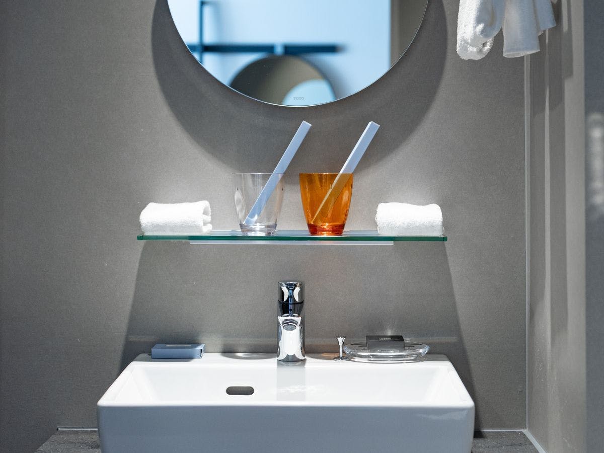 清潔感あふれるシンプルモダンなバスルーム