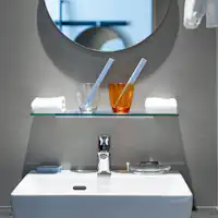 清潔感あふれるシンプルモダンなバスルーム