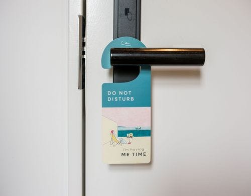 オリジナルデザインのドアサインをご用意。