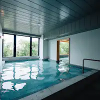 【ห้องอาบน้ำสาธารณะ】ห้องอาบน้ำภายในที่เชื่อมต่อกับห้องอาบน้ำภายนอกอย่างไร้รอยต่อ