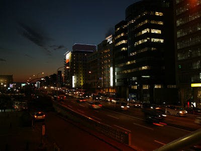 จากทางเดินลอยฟ้าสถานีชินโยโกฮามะ สามารถมองเห็นโรงแรมได้