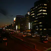 จากทางเดินลอยฟ้าสถานีชินโยโกฮามะ สามารถมองเห็นโรงแรมได้