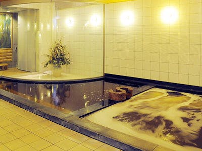 อ่างอาบน้ำของน้ำพุร้อนธรรมชาติชินโยโกฮามะ