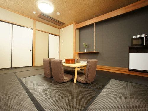 和室。6名様まで利用可能。喫煙のみ。