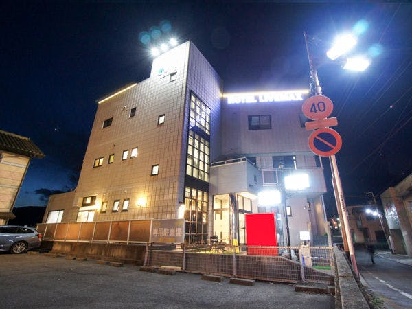 โรงแรมภายนอก (กลางคืน)