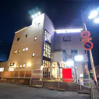 โรงแรมภายนอก (กลางคืน)