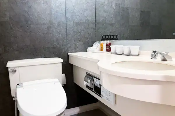 Kami menyediakan 2 tempat tidur semi-double.