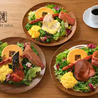 Bữa sáng thay đổi mỗi ngày để thưởng thức tại quán cà phê.