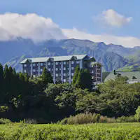 ภายนอกอาคารที่มีภูเขาอะโซะเป็นฉากหลัง