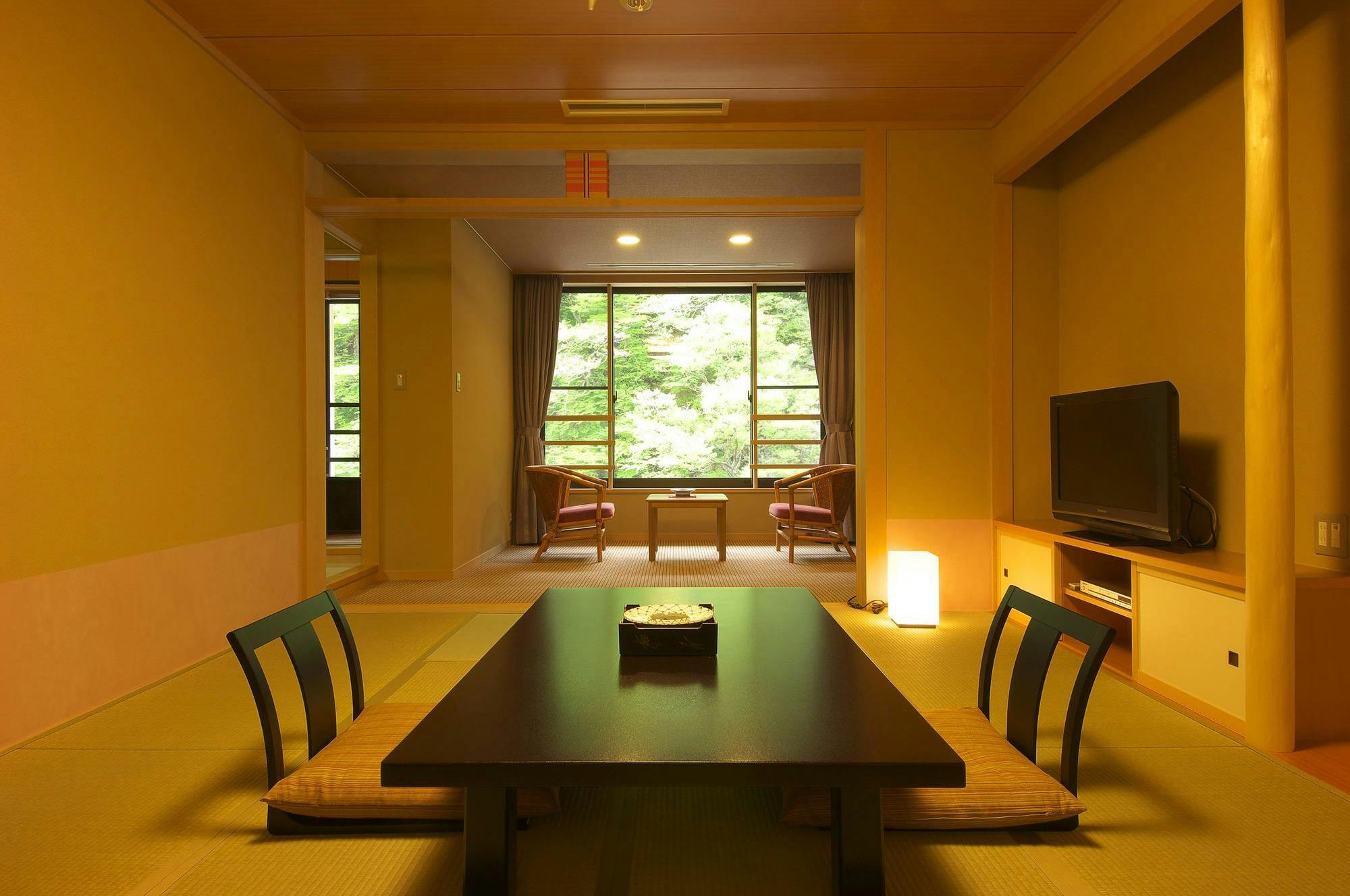 Villa Rokka lantai 2, kamar bergaya Jepang dengan pemandian setengah terbuka 'Yashio'.