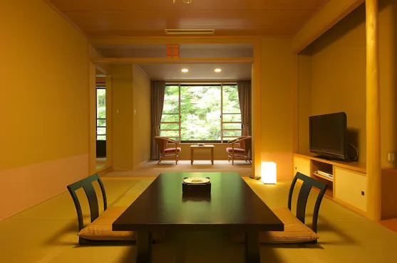 Villa Rokka lantai 2, kamar bergaya Jepang dengan pemandian setengah terbuka 'Yashio'.