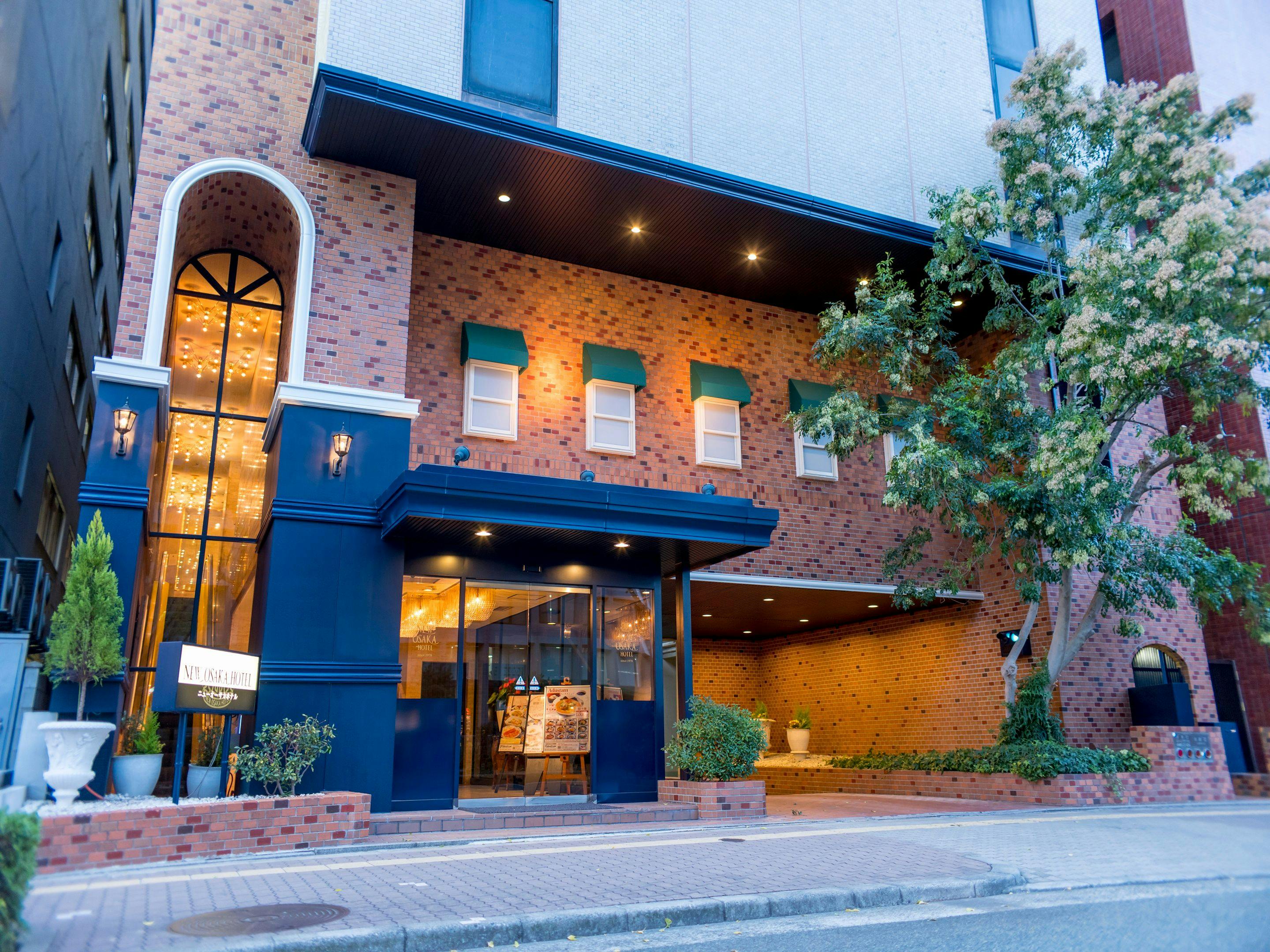 ภายนอกโรงแรม (ประตูทิศตะวันออก / กลางคืน)