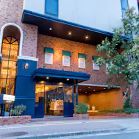 ภายนอกโรงแรม (ประตูทิศตะวันออก / กลางคืน)