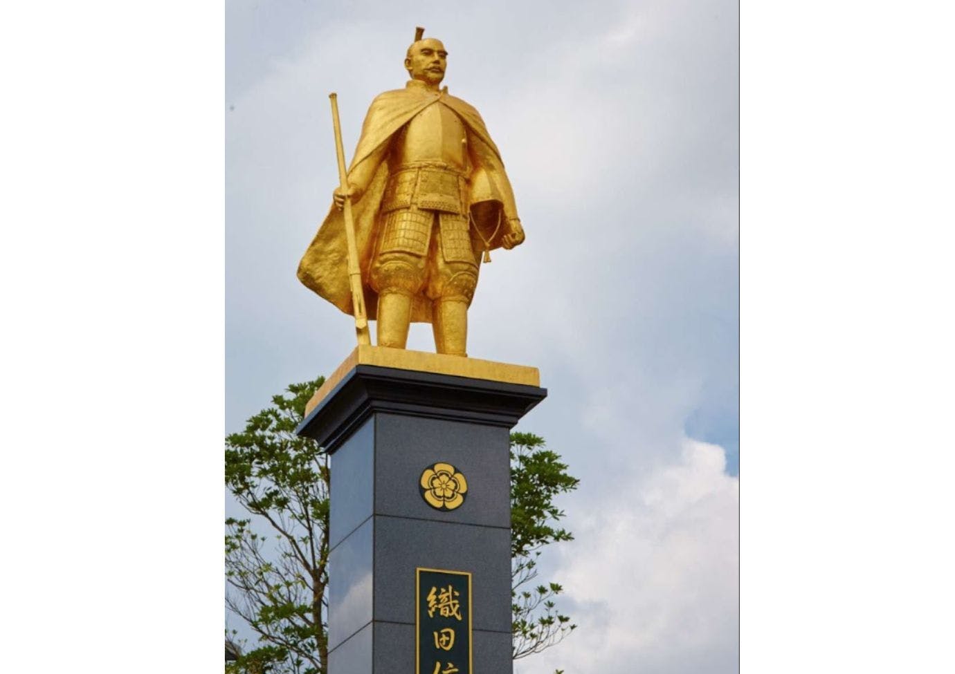 รูปปั้นโนบุนางะทองคำ