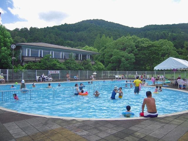 สระว่ายน้ำหมู่บ้านพักผ่อน